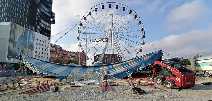 Roncalli kommt ab 24.10.2025 wieder nach München, am 16.10. trafen die Wagen mit dem Zug ein, derweil wird das Zelt noch vollendet  (©Foto:Ingrid Grossmann)